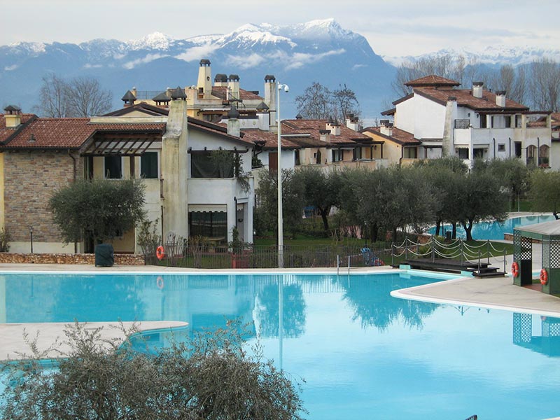 Schwimmbad und Berge