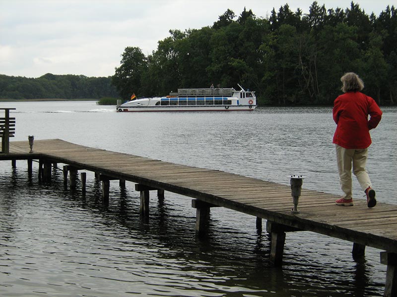 Ausflugsschiff kreuzt vor der Ferienanlage